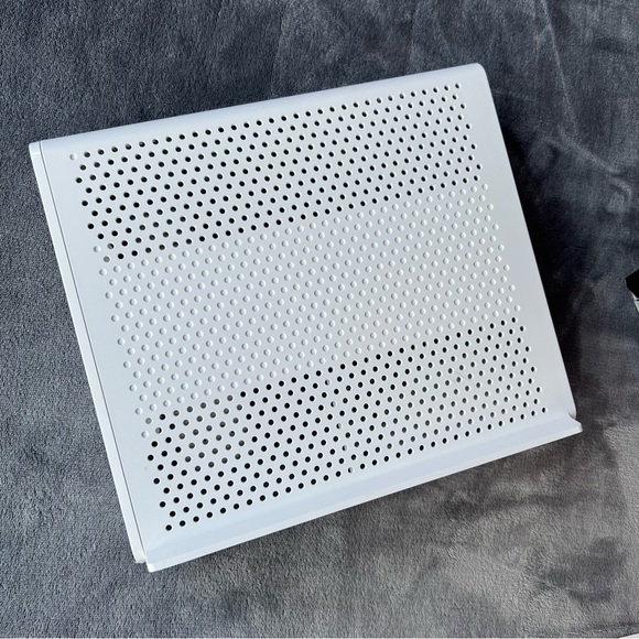 Motorola/Arris 
SURFboard® Cable Modem & Wi-Fi® Router
Excellent condition - Picture 2 of 13